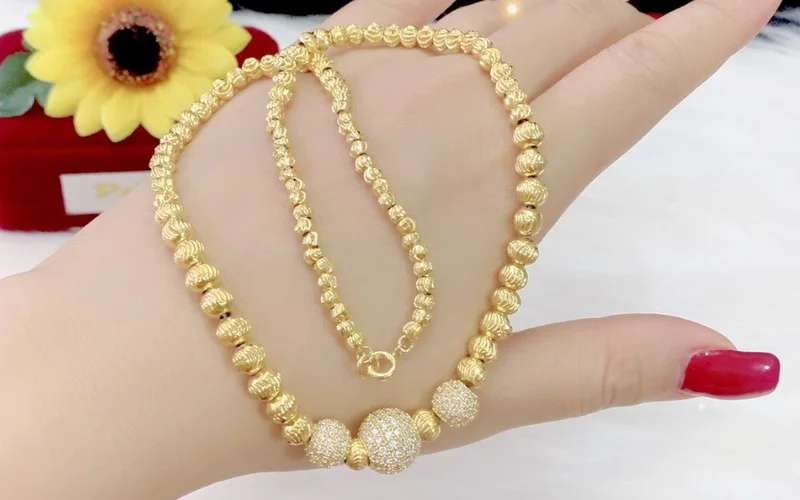 Tại sao dây chuyền bi vàng 18K được ưa chuộng?